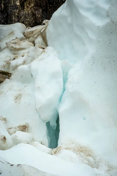 春の山の中で汚れた雪 — ストック写真