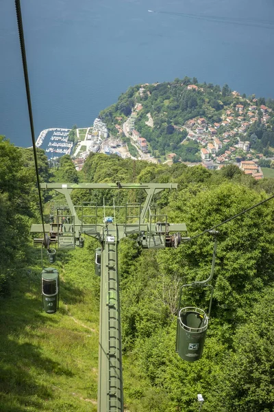 Διασκέδαση Χρήση Του Ανελκυστήρα Καρέκλα Μπανιέρες Από Laveno Στο Όρος — Φωτογραφία Αρχείου