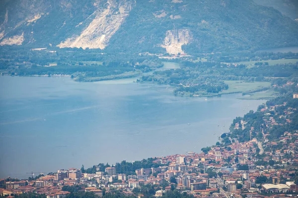 イタリアのピエモンテのラーゴ マッジョーレの素晴らしいVerbaniaをご覧ください — ストック写真
