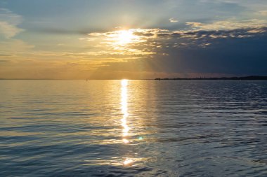 Denizin üzerinde güzel bir gün batımı 