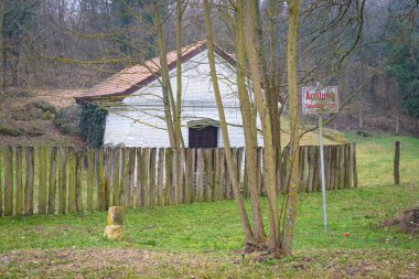 Köydeki eski tuğla ev.