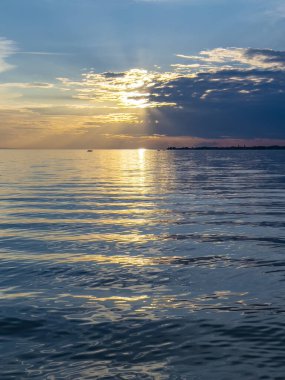 Denizin üzerinde güzel bir gün batımı 