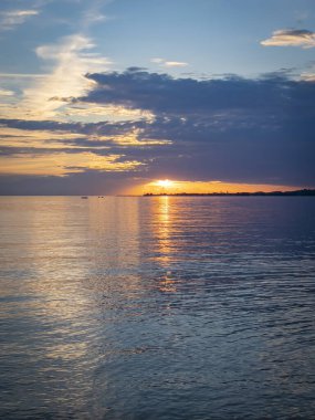 Denizin üzerinde güzel bir gün batımı 