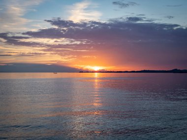 Denizin üzerinde güzel bir gün batımı 