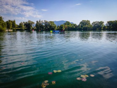 Lauterach yakınlarındaki yerel dinlenme alanı Jannersee Vorarlberg, Avusturya
