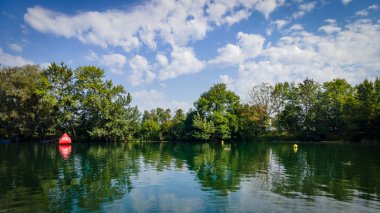 Lauterach yakınlarındaki yerel dinlenme alanı Jannersee Vorarlberg, Avusturya