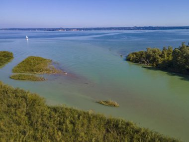 Wocherhafen 'de dinlenme ve dinlenme, Avusturya' daki Constance Gölü 'nde Bregenzerache' nin ağzı.