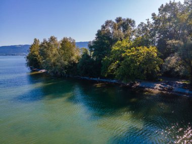 Wocherhafen 'de dinlenme ve dinlenme, Avusturya' daki Constance Gölü 'nde Bregenzerache' nin ağzı.