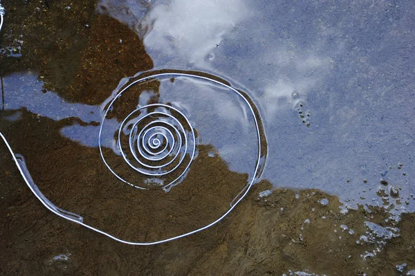 Su ve yansımalı gölet ve spiral, depresyon konsepti