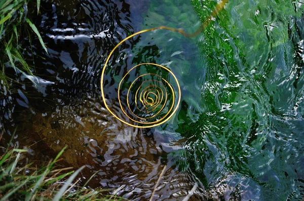 Goldene Spirale Wasser Konzept Aus Der Depression Herauszukommen — Stockfoto