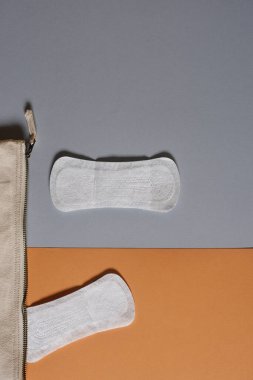 Hijyenik havlu ve klozet çantasının fotokopi alanı ile dikey formatında olduğu kadın samimiyeti kavramı