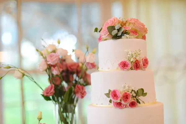 Bolo Casamento Branco Lindo Com Flores Frescas — Fotografia de Stock