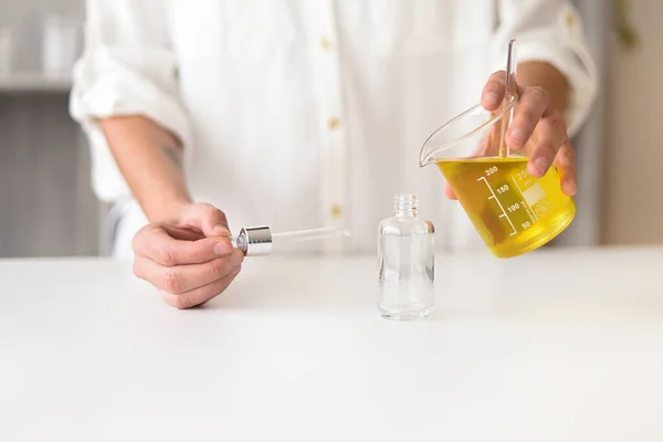 Doğal kozmetik laboratuarında ambalajlanmaya hazır serum.