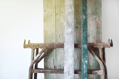 İnşaat aletleri, iskelesi ve desenli keresteleri olan beyaz duvar.