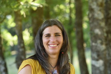 Kameraya bakan anlamlı ve mutlu bir kadının portresi.