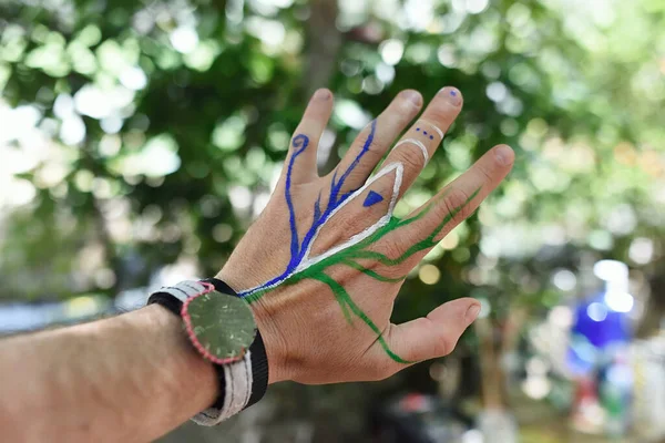 Mano Humana Con Figuras Árbol Pintadas Concepto Actividad Creativa Fotos De Stock