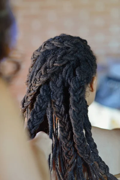 Африканська Етнічна Жінка Яка Плескає Волосся Косами — стокове фото