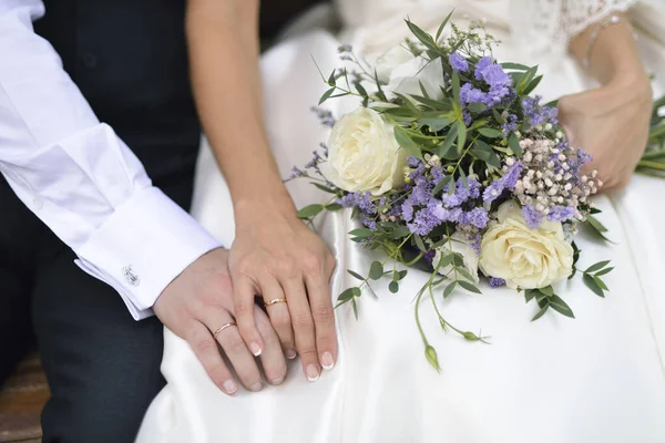 Pareja Con Las Manos Unidas Las Bandas Boda — Foto de Stock