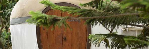 Ayrıntılı pankart ve ağaç dallı yurt kapısı