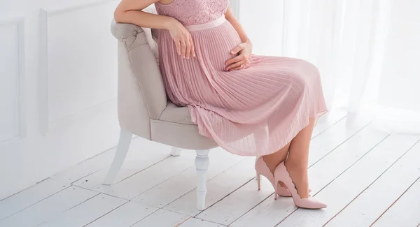 Young Pregnant Girl Dressed Light Pink Dress Pink Shoes Sits — Stock Photo, Image