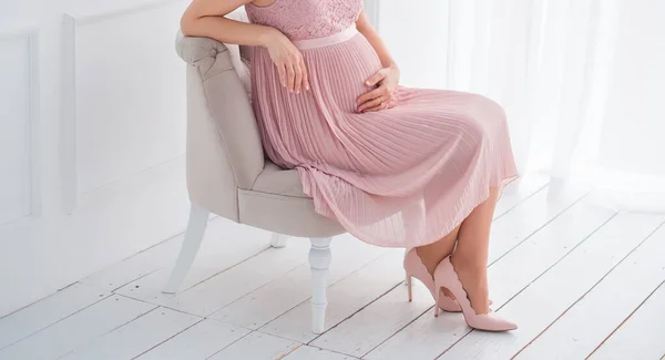 Una Joven Embarazada Vestida Con Vestido Rosa Claro Zapatos Rosados Imagen de archivo