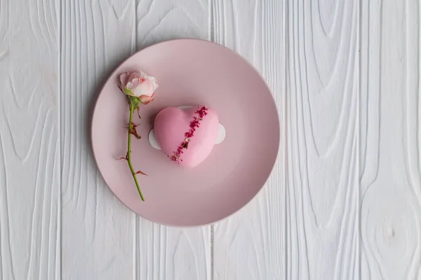 Hermoso Pastel Mousse Forma Corazón Rosa Plato Rosa Decorado Con Imagen de stock