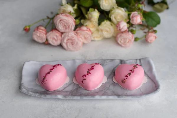 Tres Tortas Espejo Rosa Forma Corazón Decoradas Con Pan Oro Imagen de archivo