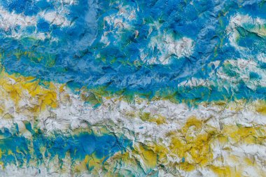 Mavi, Beyaz ve Sarı Boyalı Taş