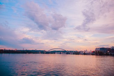 Nehirde güzel bir gün batımı. Arkaplan.