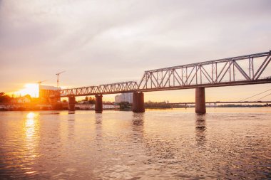 Nehirde güzel bir gün batımı. Arkaplan.