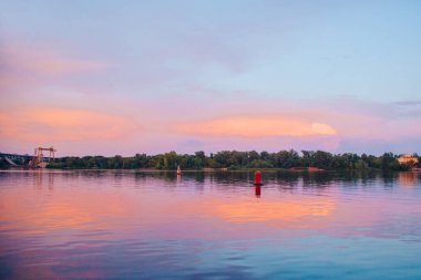Nehirde güzel bir gün batımı. Arkaplan.