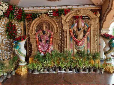 Bangalore, Karnataka / Hindistan-Ekim 18 2020: Evlilik sırasında Altın Renkli Büyük Lord Venkateshwara ve eşi Tanrıça Lakshmi Heykeli 'nin Kapanışı