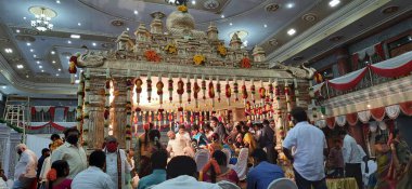 Bangalore, Karnataka / Hindistan-Ekim 18 2020: Güzel dekore edilmiş Büyük Altın Renkli Düğün Mandapa veya Mantapa Tasarımı Hindu Evlilik Salonu 'nda