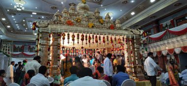 Bangalore, Karnataka / Hindistan-Ekim 18 2020: Güzel dekore edilmiş Büyük Altın Renkli Düğün Mandapa veya Mantapa Tasarımı Hindu Evlilik Salonu 'nda