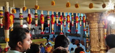 Bangalore, Karnataka / Hindistan-Ekim 18 2020: Güzel dekore edilmiş Büyük Altın Renkli Düğün Mandapa veya Mantapa Tasarımı Hindu Evlilik Salonu 'nda