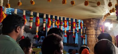 Bangalore, Karnataka / Hindistan-Ekim 18 2020: Güzel dekore edilmiş Büyük Altın Renkli Düğün Mandapa veya Mantapa Tasarımı Hindu Evlilik Salonu 'nda