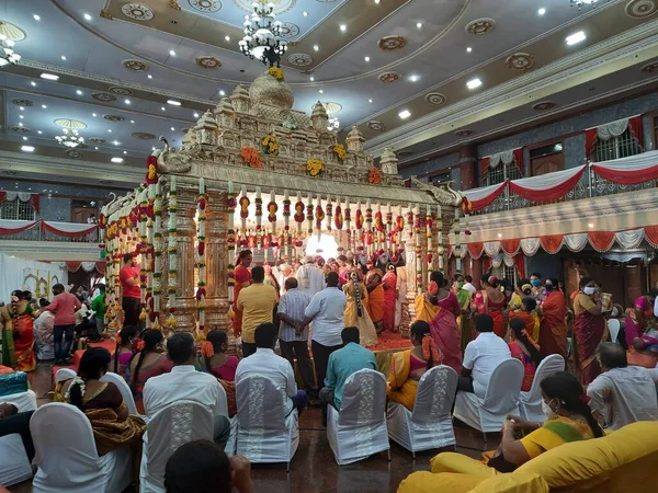バンガロール カルナータカ州 2020年10月18日 美しい装飾が施されたビッグゴールデンカラーウェディングマンダパまたはマンタパの閉鎖 — ストック写真