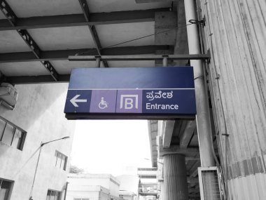Bangalore, Karnataka / Hindistan-Ekim 15 2020: Yeşil Hat Metro İstasyonu Yelachenahalli 'de imzalı Mavi Renkli Giriş Kurulu