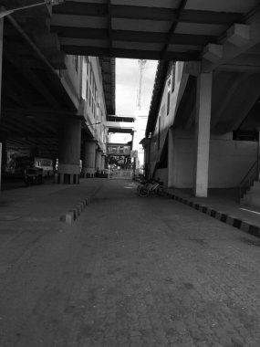 Bangalore, Karnataka / Hindistan-Ekim 15 2020: Yelachenahalli Yeşil Metro İstasyonunun Pillers ve Pedestrian Road ile Kapalı Kapısı.