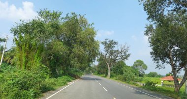 Maddur, Karnataka / Hindistan-Ekim 26 2020: Maddur 'dan Tumkur SH33' e güzel otoyol ve doğa manzarası