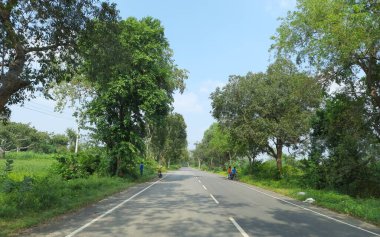 Maddur, Karnataka / Hindistan-Ekim 26 2020: Maddur 'dan Tumkur SH33' e güzel otoyol ve doğa manzarası