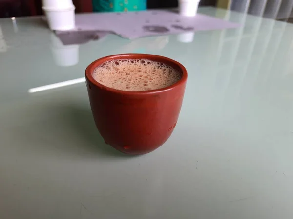 Kırmızı Renkli Kahve Fincanının Yakın Çekimi Beyaz Cam Arka Planda — Stok fotoğraf