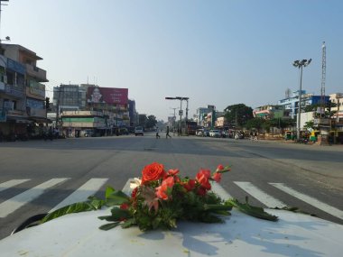 Ramanagara, Karnataka / Hindistan-Ekim 26 2020: Asphalt Yolu ve KSRTC Otobüs Durağı ile Ramanagara Şehir Sinyal Çemberi 'nin güzel manzarası