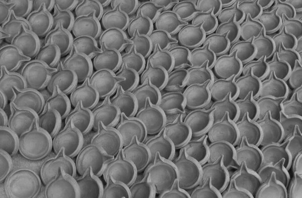 Крупный план серой текстуры и фона традиционной влажной Diya ручной работы, сохраняемой для сухого солнечного света