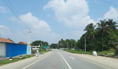 Maddur, Karnataka / Hindistan-Ekim 26 2020: Maddur 'dan Tumkur SH33' e kadar tarımsal alan manzaralı güzel bir otoyol ve köy manzarası