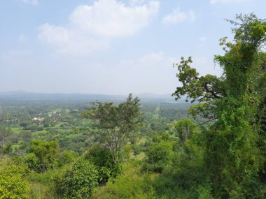 Bevoor, Channapatna, Karnataka 'dan güzel bir tepe ve dağ manzarası.