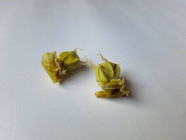 Beyaz arka planda izole edilmiş bektaşi üzümü veya Amla meyvesi dokusuyla Yığın ve Yığın 'a yakın çekim