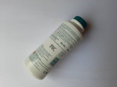 Bangalore, Karnataka / India-Nov 04 2020: Himalaya Herbal Khus Bebek Pudrası 200 g plastik şişe veya beyaz arkaplanda izole edilmiş konteynır