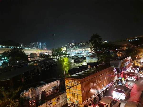班加罗尔 卡纳塔克邦 2020年11月5日 黄盖纳哈利绿线纳马地铁美丽的夜景与地铁现金和载客道附近的暴雨 — 图库照片