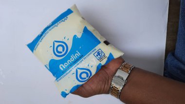 Bangalore, Karnataka / Hindistan-Kasım 16 2020: Mavi Renkli Nandini Pastörize edilmiş Ton Sütü 'nün Kapanışı beyaz arkaplanda izole edildi